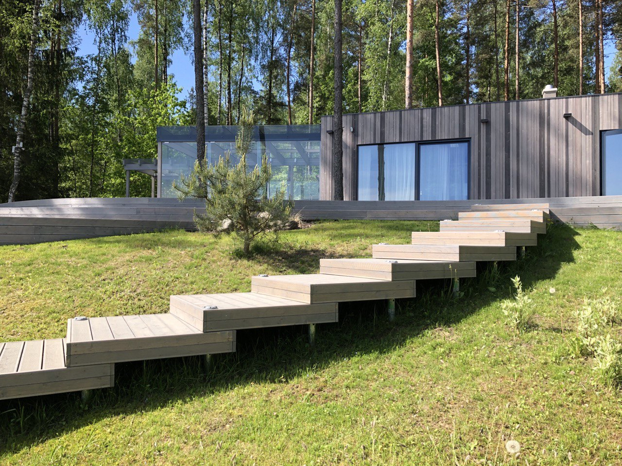 Skrūvpāļu pamati terasēm ar pakāpieniem